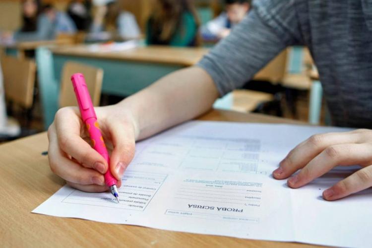 Evaluare Națională: Un elev din Cluj a fost eliminat după ce a fost prins încercând să copieze