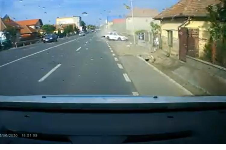 Accident surprins LIVE la Florești. Un șofer a ”măturat” șoseaua, dar a reușit să evite restul mașinilor din trafic VIDEO