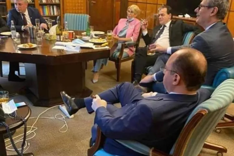 Premierul Orban explică fotografia în care stă la șpriț cu miniștrii din cabinet. Fumează, beau și nu poartă mască