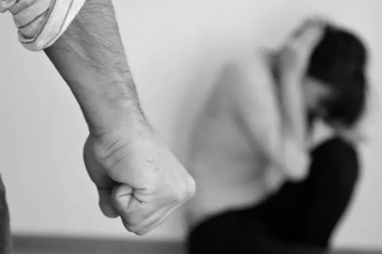 Clujean reținut de polițiști după ce și-a bătut nevasta, de față cu familia 