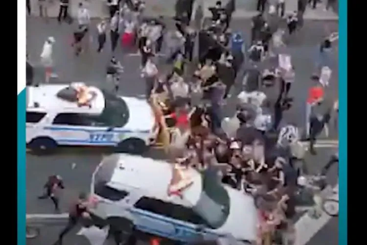 Mașinile de poliție intră în manifestanți în SUA, la New York, nu în ceva localitate mică - VIDEO