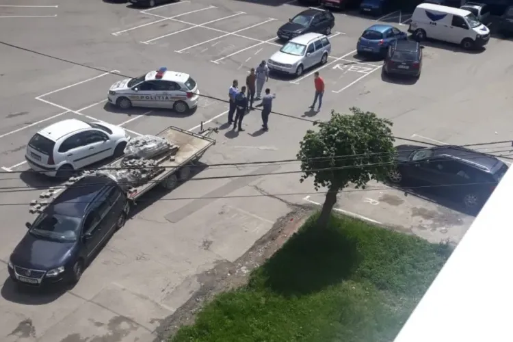 Incident scos din filmele de comedie. Cinci mașini au fost avariate din cauza unui șofer ghinionist FOTO