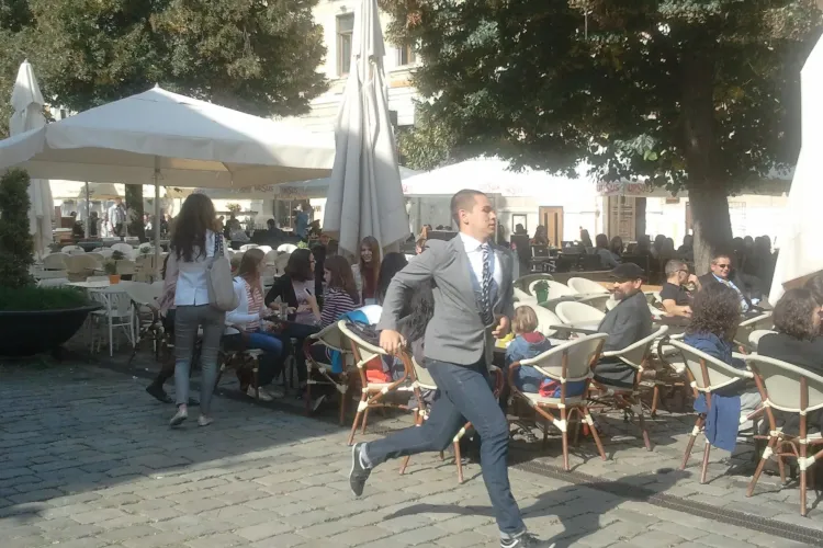 Terasele se deschid de la 1 iunie. Nu dai meniul din mână în mână. Nici solnița! La mese stau numai patru oameni