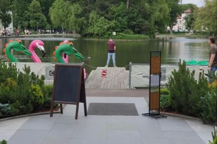 Tânărul filmat în timp ce urina în Lacul Chios, prins de polițiști după ce a ajuns viral pe internet