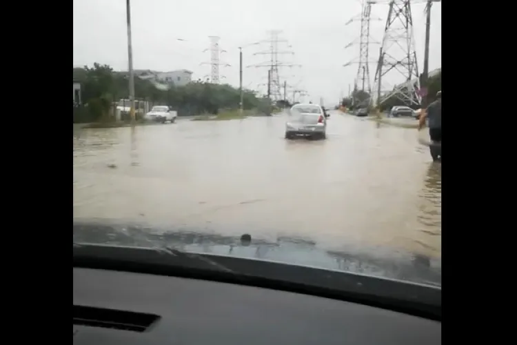 Ploile continuă să cauzeze probleme la Cluj. Bulevardul Muncii a fost inundat FOTO