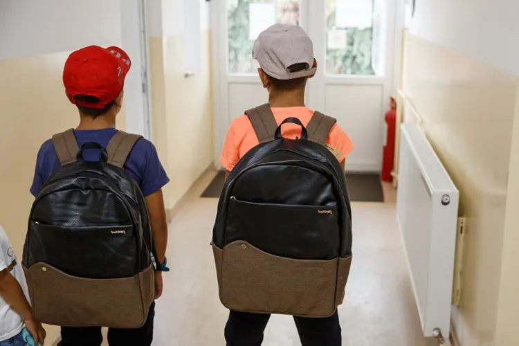 Primăria Cluj-Napoca va cumpăra ghiozdane și rechizite pentru 450 de copii din familii defavorizate