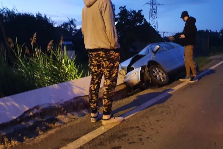 Autoturism ieșit în decor pe Calea Turzii. Șoferul a dispărut - FOTO
