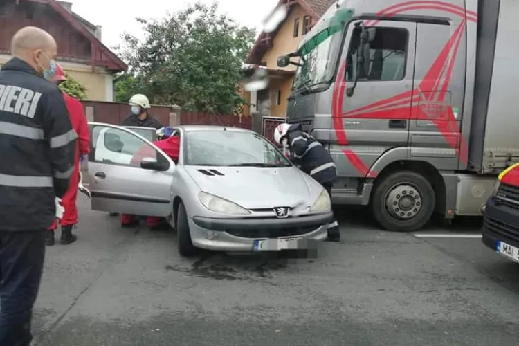 Accident în Someșeni, între o mașină și un TIR FOTO