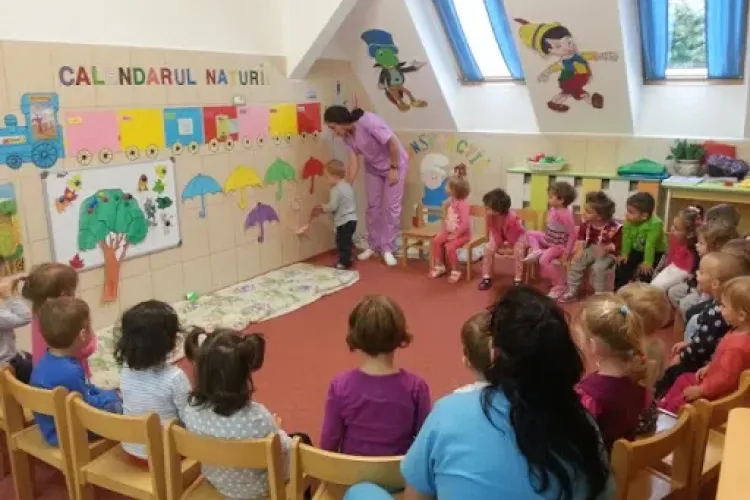 Pentru că e în stare să construiască suficiente creșe, Primăria Cluj-Napoca dă bani familiilor pentru angajarea de bone