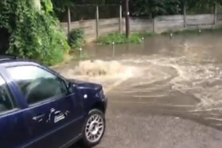 Ploile fac ravagii la Cluj-Napoca! Subsoluri inundate și străzi blocate de ape FOTO