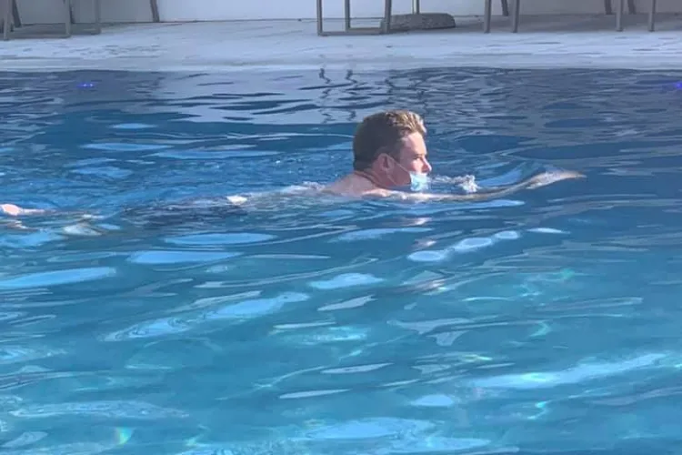 Poza zilei! La ștrand cu masca de protecție și în apă - FOTO