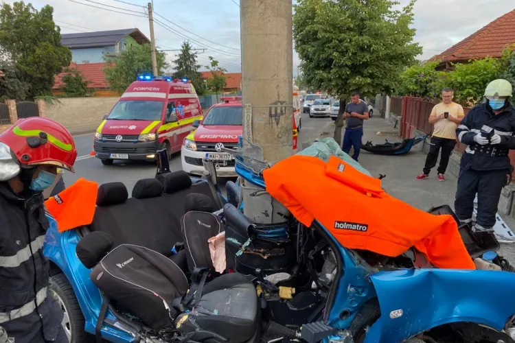 Accident deosebit de grav pe strada Traian Vuia! O mașină s-a încolăcit în jurul unui stâlp  - FOTO și VIDEO