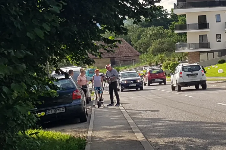 S-a dat peste cap cu trotineta electrica pe strada Borhanciului. Nu purta cască - FOTO