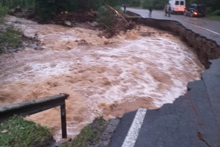 Drumul Călățele - Beliș rupt de apele umflate la maxim. Traficul a fost ÎNCHIS - VIDEO și FOTO
