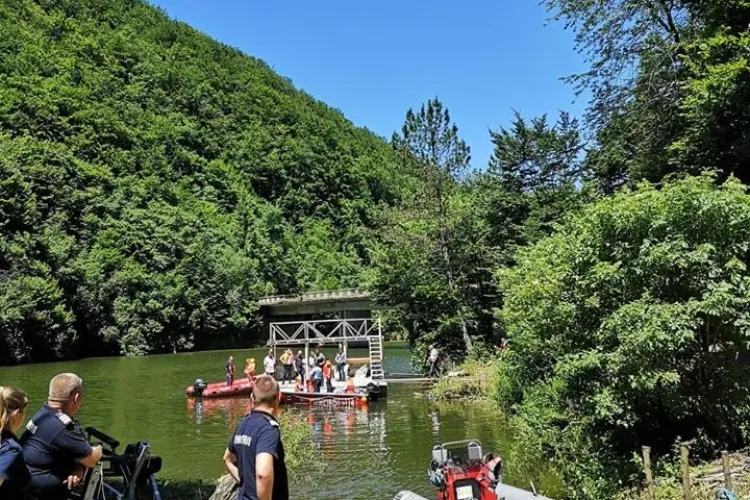 Razie pe lacul Tarnița! Unii au fost prinși pe ponton și amendați - FOTO   