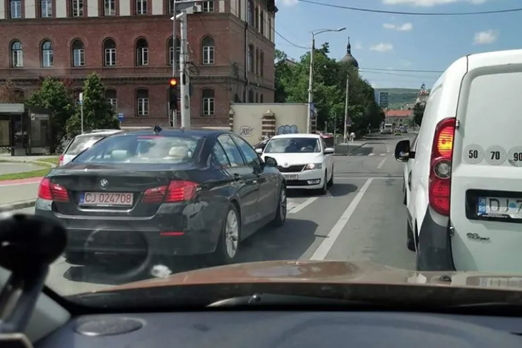 Atât s-a putut! Un șofer s-a blocat în Piața Cipariu din Cluj, când a realizat ca e pe sens interzis în mijlocul traficului- FOTO