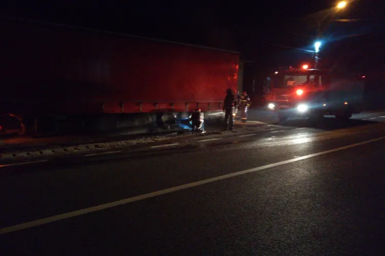 Incendiu la un TIR, pe un drum din Cluj. I-a explodat roata FOTO