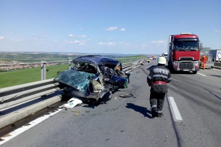 Accident între un TIR și o mașină pe autostrada Turda-Gilău. O persoană a fost rănită grav