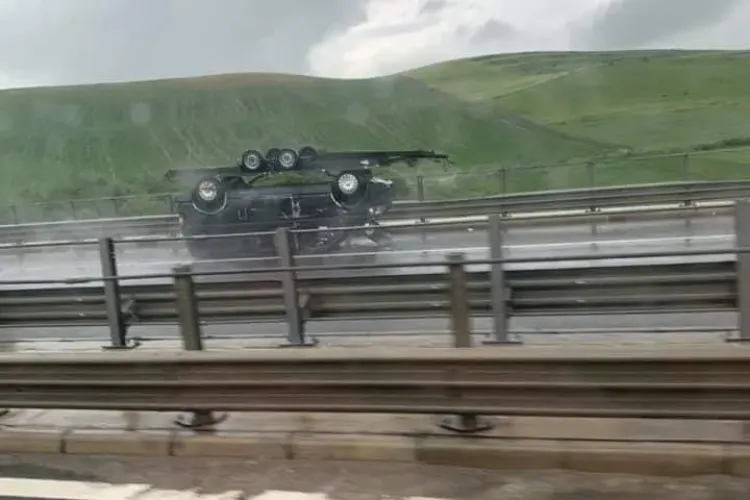 Imagini demne de cascadorii râsului! Platforma încărcată cu o mașină, răsturnată complet pe autostrada A3 FOTO