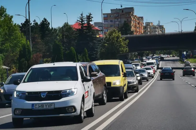 Aglomerație spre Florești! Se montează parapete de beton pe mijlocul drumului - FOTO