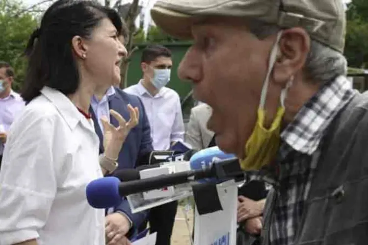 Scandal la conferința de presă a ministrului Muncii: Mărește-mi pensia sau te omor cu mâna mea!