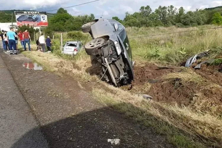 Accident grav la ieșire din Baciu. O tânără a ajuns la spital FOTO
