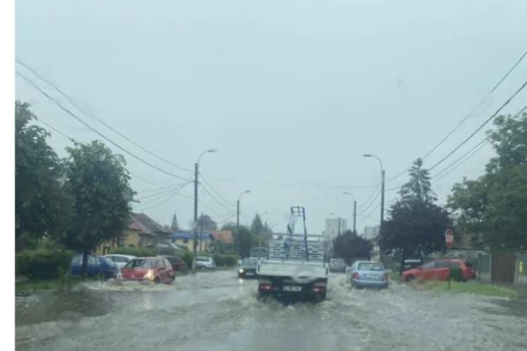 Atenție, șoferi! Strada Corneliu Coposu e inundată. A refulat canalizarea VIDEO