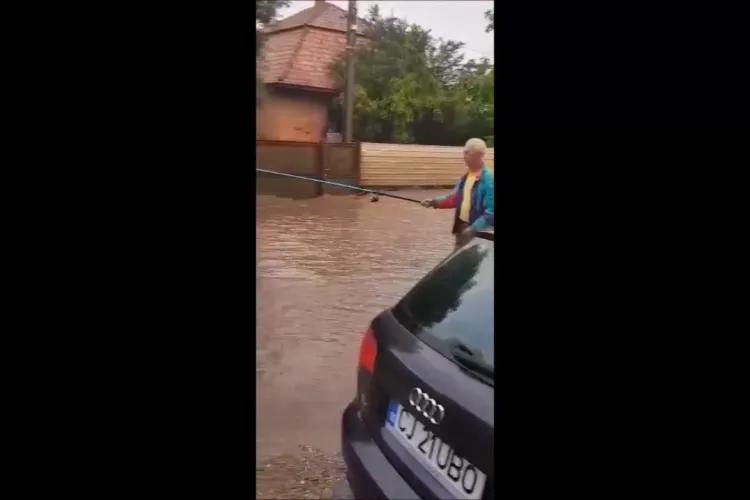 Oamenii au ieșit la pescuit în ”lacurile” formate pe un drum din județul Cluj - VIDEO