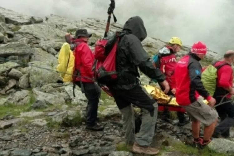 L-au salvat după 3 zile! Un tânăr s-a legat cu lanțul de un copac în Parâng și a aruncat cheia