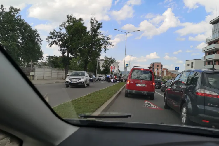 Minor lovit de mașină pe Calea Turzii. Victima era pe trotinetă și traversa pe trecere -FOTO