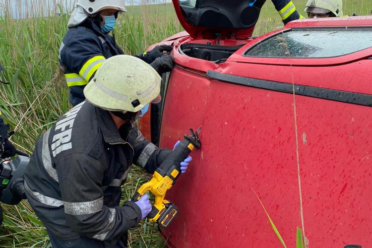 Accident cu o victimă la Vâlcele. O șofriță a ajuns la spital după ce s-a răsturnat cu mașina FOTO