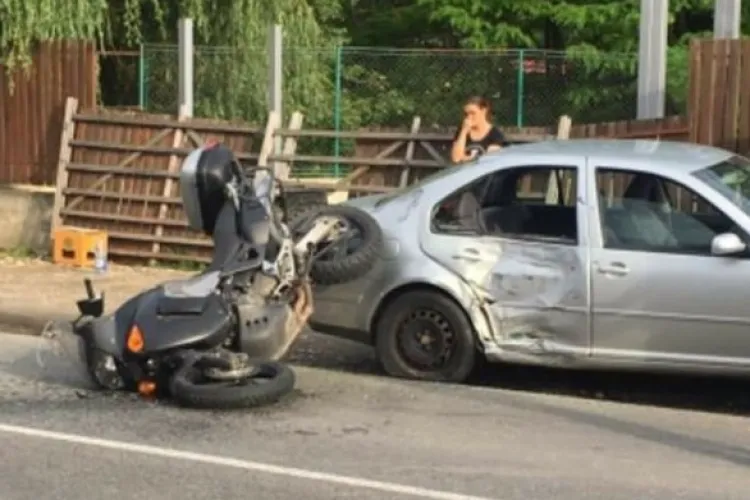 Accident în Luna de Sus! O șoferiță i-a tăiat calea unui motociclist - FOTO