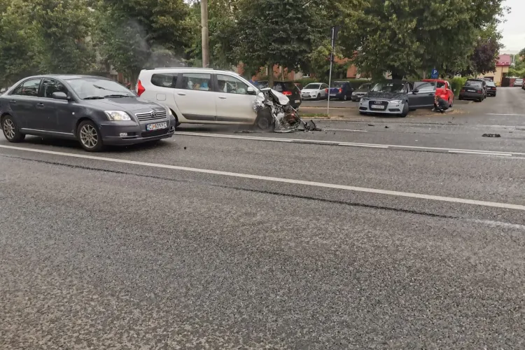 Accident în Gheorgheni. Nu a acordat prioritate și a distrus o mașină - FOTO