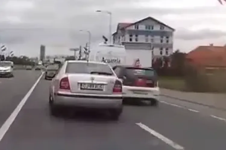 ”Dobitoc” de la Marty făcea slalom prin trafic cu mașina: Se răcește mâncarea? - VIDEO