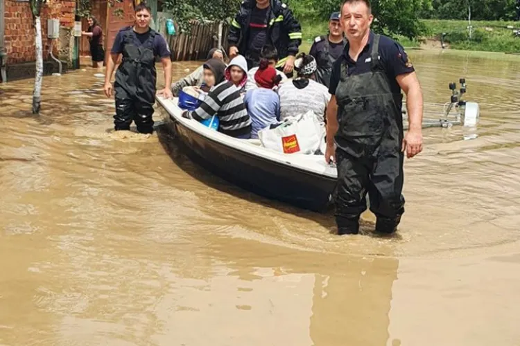Ploile torențiale au făcut RAVAGII în toată țara! Mai multe persoane au fost evacuate, iar o femeie a fost luată de viituri