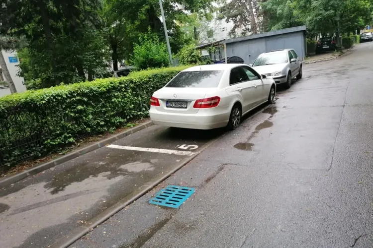 Clujenii, tot mai radicali cu ”viniturile”. I-au tăiat cauciucurile pentru că a parcat pe locul altuia - FOTO