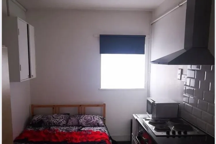 Chirie DEMENTĂ la Cluj: Dormi la jumătate de metru de aragaz - FOTO