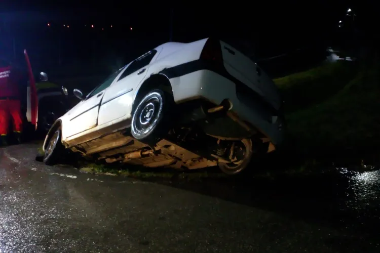 Noaptea accidentelor, la Cluj! Un șofer a ajuns cu mașina în șanț FOTO
