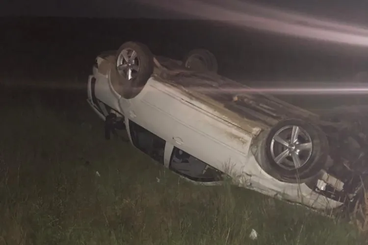 CLUJ: Accident cu două victime, cauzat de un șofer băut la volan. S-a răsturnat cu mașina pe câmp FOTO