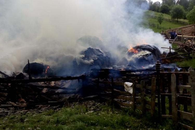 CLUJ: Locuință distrusă de flăcări la Băișoara. Mai multe clădiri s-au făcut scrum FOTO/VIDEO