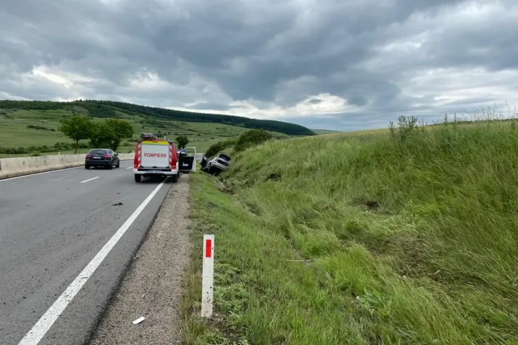 CLUJ: Un șofer a ajuns la spital după ce a intrat cu BMW-ul în șanț. Era beat la volan și avea permisul suspendat FOTO