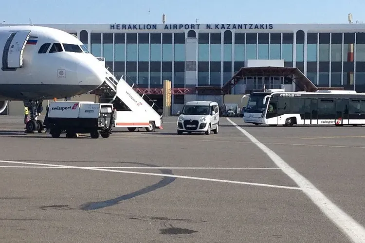 HAOS! Un avion întreg cu români din Cluj și București, care a aterizat în Creta, a fost testat de coronavirus