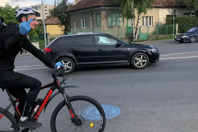 Biciclist arată degetul mijlociu pe Calea Turzii, spre Zorilor! Ce s-a întâmplat - FOTO