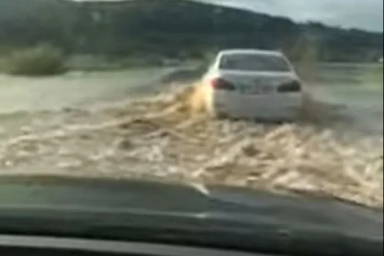Apă de o jumătate de metru pe un drum din Cluj. Traficul a fost întrerupt - VIDEO
