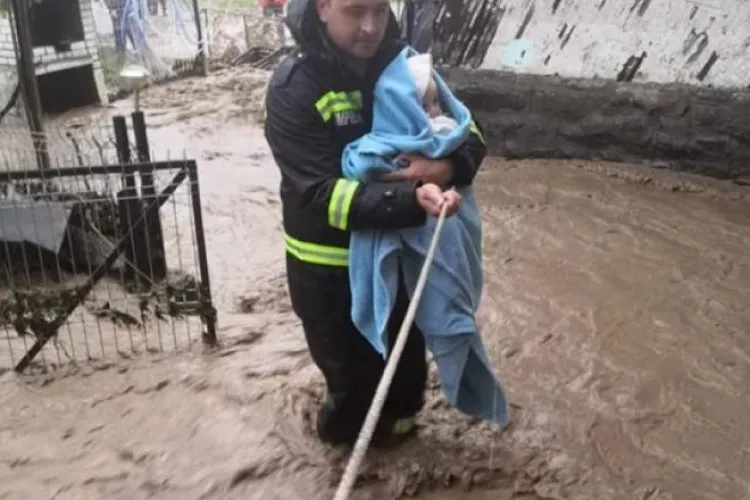 Inundațiile au făcut DEZASTRU în România. Trei persoane au murit, iar o fetiță de 4 ani a fost luată de viituri