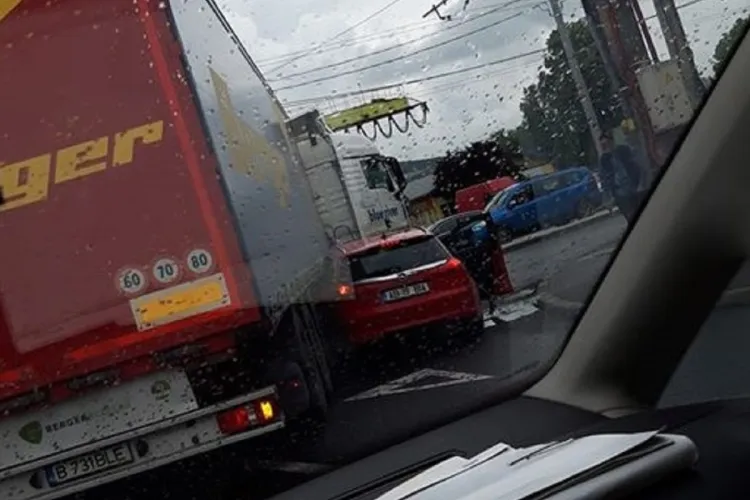 Mașină strivită de un TIR pe strada Fabricii, în Mărăști. Șoferii sunt uimiți de amatorismul de la volan - FOTO