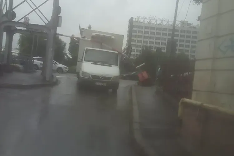 Dorel a dărâmat bariera de pe strada Mamaia, aproape de centrul Clujului - FOTO