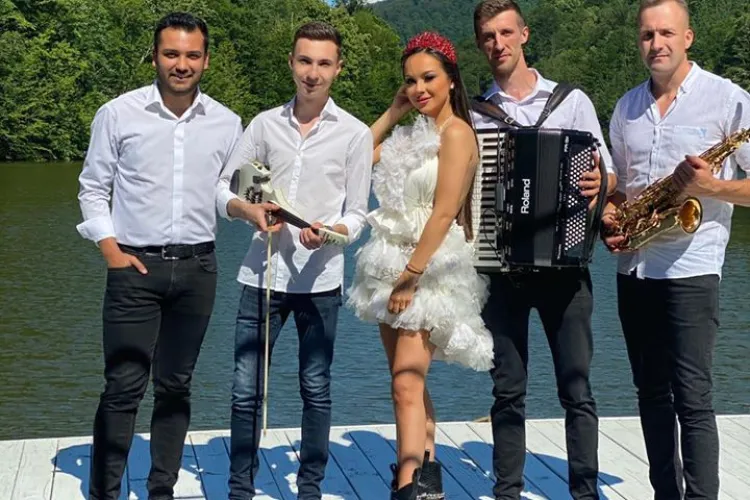 Vlăduța Lupău CHEF cu lăutari pe ponton la Tarnița. Râde în nas autorităților panicate de noul val de coronavirus - VIDEO