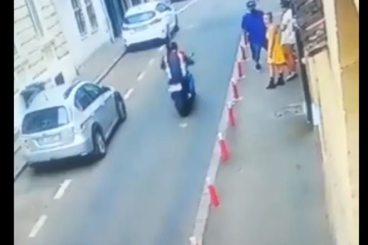 Un motociclist a cazut spectaculos in centrul Clujului, dupa ce o pisică i-a taiat calea - VIDEO