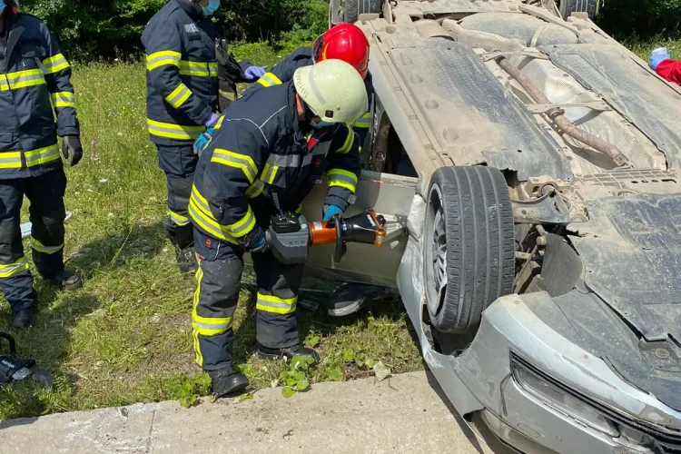 Accident pe centura Vâlcele - Apahida. Un șofer a rămas încarcerat în mașină FOTO